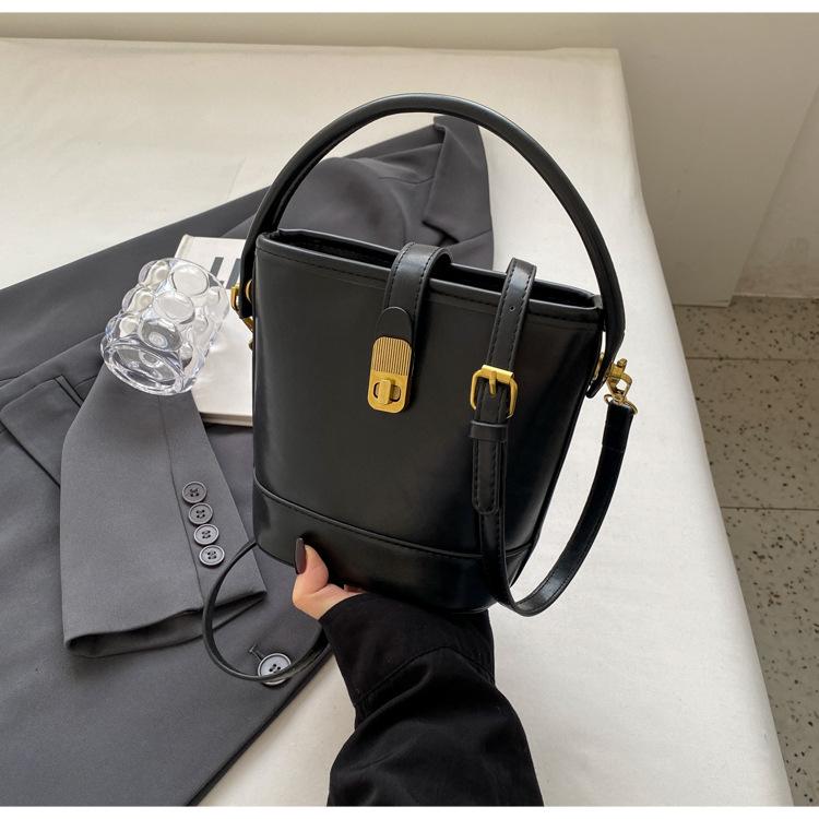 Korean version of retro handbag bag women's 2025 new autumn and winter simple versatile bucket bag niche messenger shoulder bag