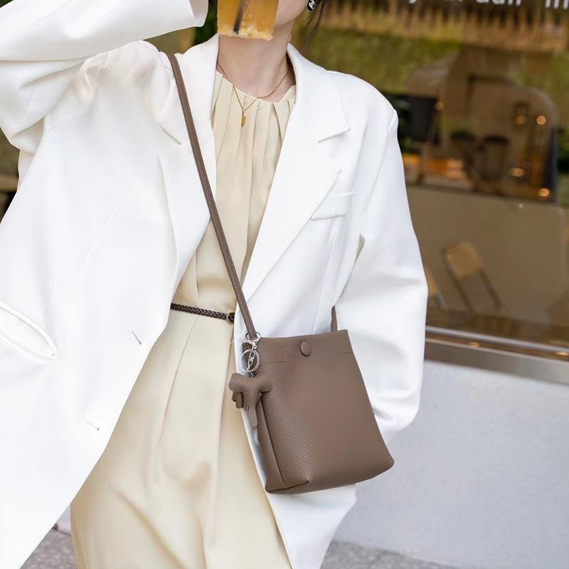 Real cowhide large-capacity bucket bag women's commuting versatile high-end sense niche single shoulder crossbody