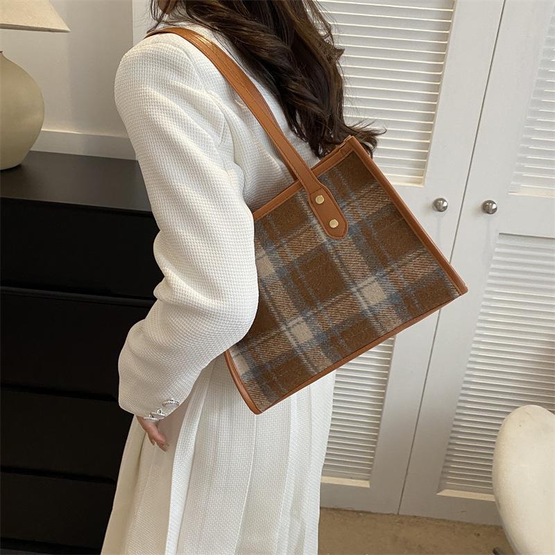 Korean Version of Fashionable Retro Woolen Handbag Bag Women's Trend Personalized Texture Plaid Contrasting Color Single Shoulder Messenger Bag Bucket