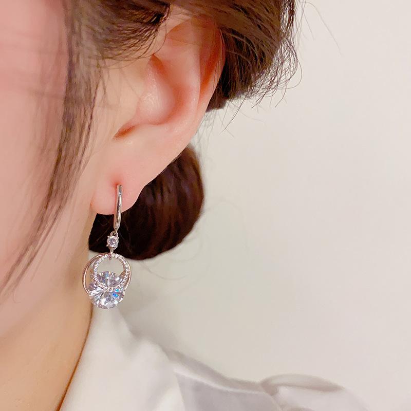 Boucles d'oreilles Tempérament Cercle Luxe Léger Zircon Super Étincelantes pour la Nouvelle Tendance Féminine Boucles d'oreilles Avancées Simples et Polyvalentes