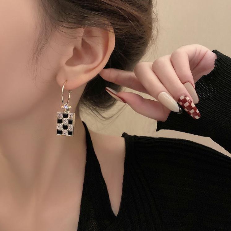 Temperament square checkerboard rhinestone earrings women, design sense small fragrant style earrings Internet celebrity earrings