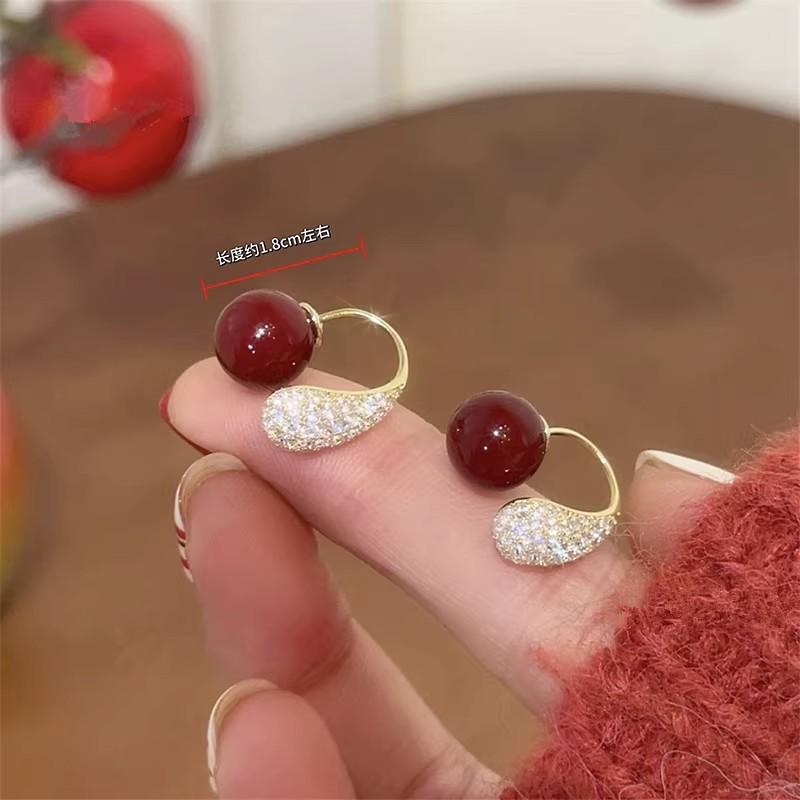 Серьги-гвоздики Капля воды с красным жемчугом, двусторонние | Легкая роскошь, осенне-зимние, с нишевым дизайном