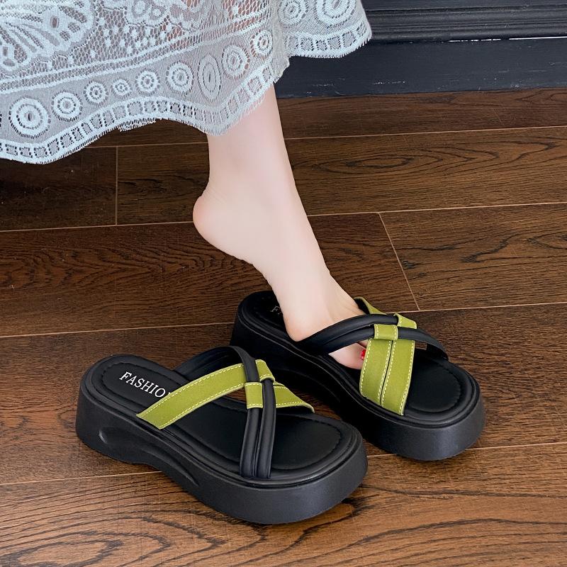 Muffin-Kühlpantoffeln mit dickem Boden Damen Sommerbekleidung 2025 neue Mode mit Rock Ein-Wort-Schlappen Strand-Badesandalen