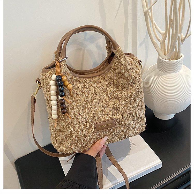

Lamb plush handbag office worker foreign style autumn and winter new casual fluff shoulder versatile fashion messenger women s bag single package коричневый
