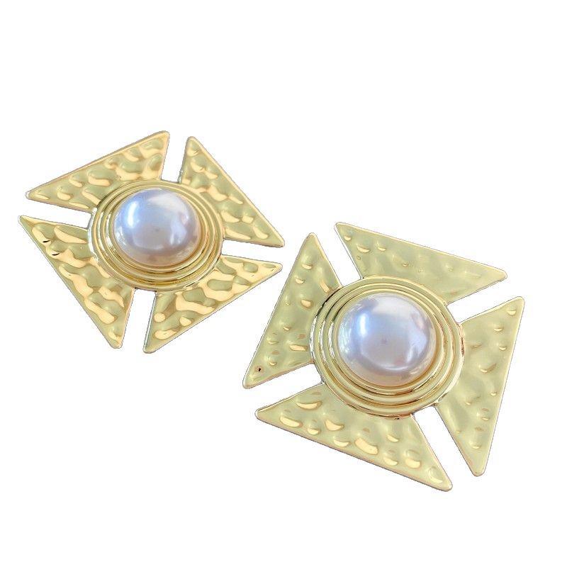Retro European-American Gold & Pearl Square Earrings: Vintage, Niche, High-End Style for Women.