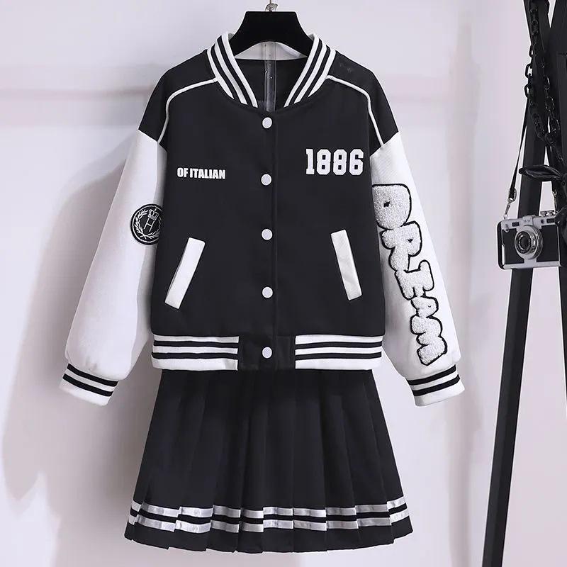 

Модный спортивный костюм-двойка из бейсбольной куртки и юбки для девочек — идеальный вариант для весны и осени 150 cm белый