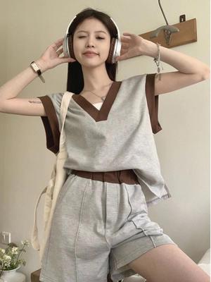 Women's V-Neck Contrast Color Sleeveless Top & Wide-Leg Shorts Two-Piece Set - Chic Summer Look