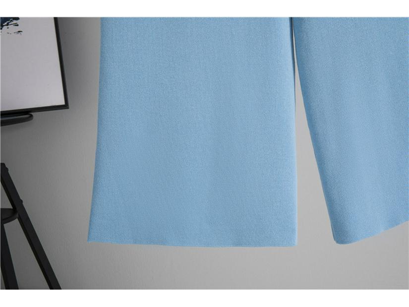 Completo estivo da donna con top lavorato a maglia senza maniche e pantaloni a gamba larga