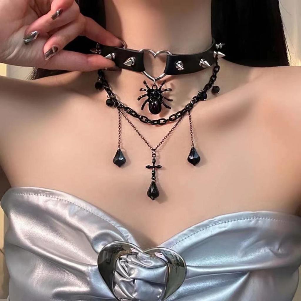 Gothic Black Spider Pendant Necklace for Women Vintage Rivet Pu Leather Choker Chain Punk Cool Y2K Charms Halloween Jewelry Gift
