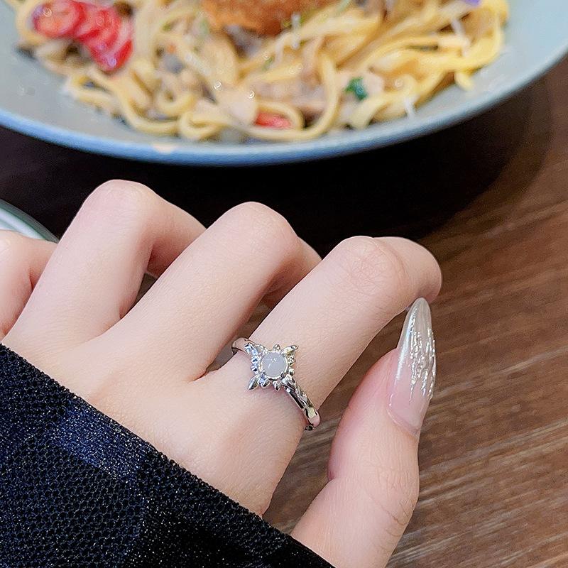 Flüssige Textur Unregelmäßiger Französischer High-End Mondstein Offener Ring Nischendesign Personalisierter Stern Zeigefingerring