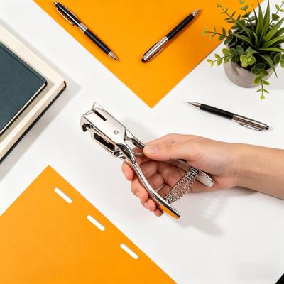 Robuster Locher Ausweislocher für Papier Pappe und Bastelbedarf Tragbarer Hand-Bürolocher mit einfacher Bedienung Kompakter Papierlocher