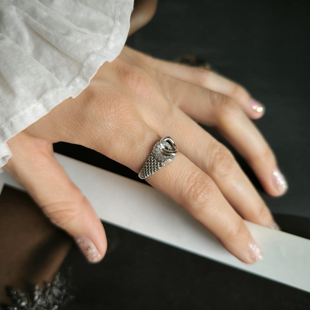 Серебряное кольцо с фианитами, вес изделия 1,83 гр (2209386)