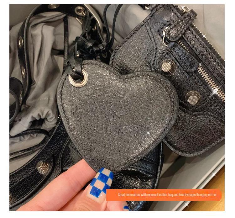 Geantă de umăr din piele de vacă Crescent Fold pentru femei: Geantă de motocicletă trei în unu cu design cu nituri și ciucuri