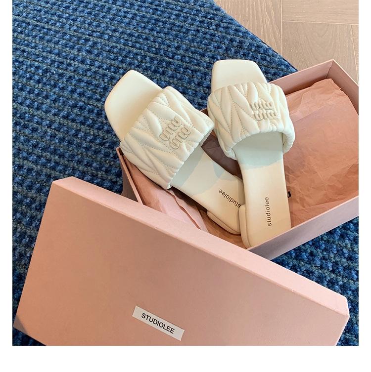 

Модные нескользящие тапочки с квадратными инициалами на плоской подошве, уличные тапочки женские 2025 лето новые, из мягкой кожи, плиссированные тапочки 38 бежевый