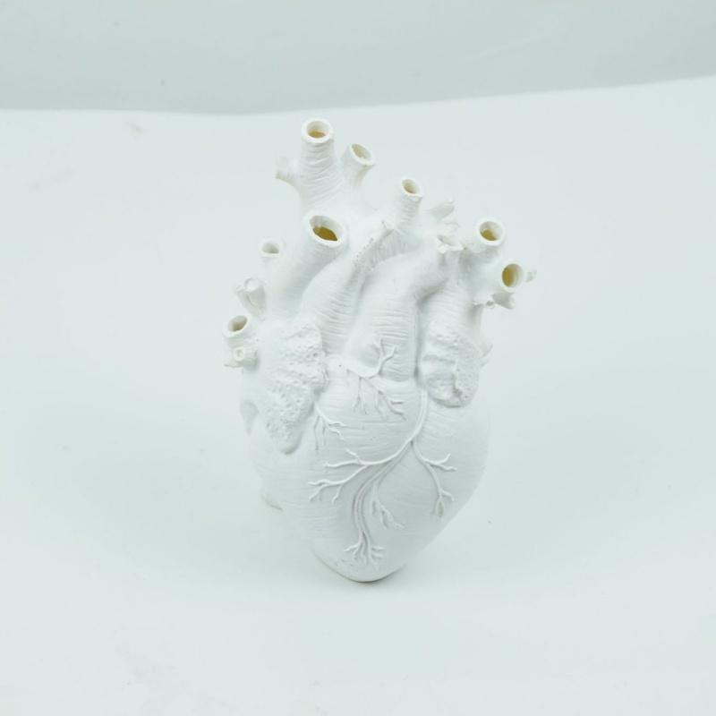 Creative Heart-Shaped Vase Art Resin Human Sculpture Flower Bottle Desktop Home Decoration Perfect for Showcasing Dried Flowers