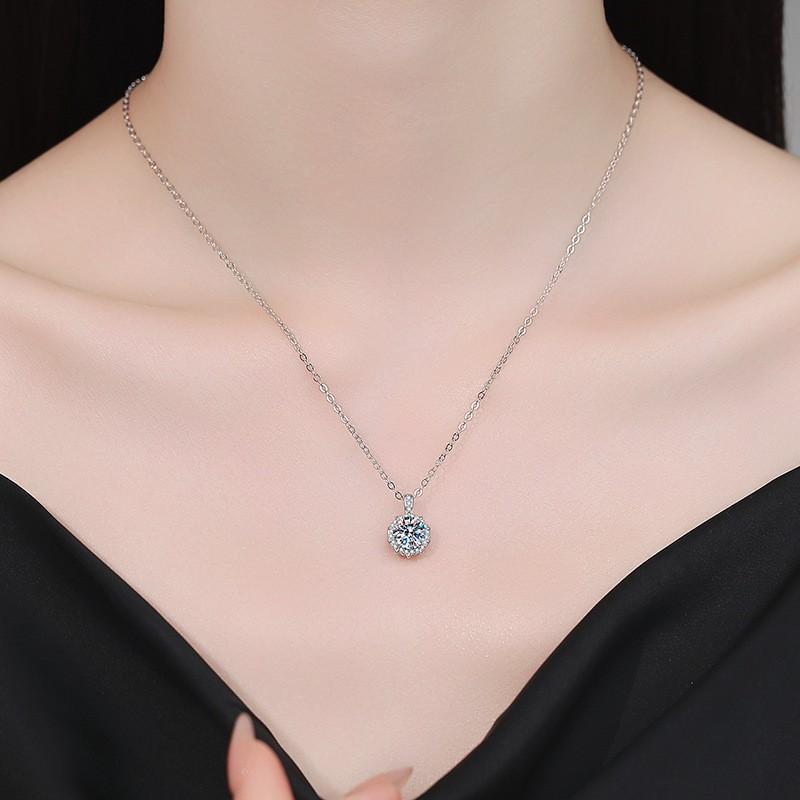 Moissanite Pendant Necklace Women Fashion Clavicle Chain Versatile 1ct Stone