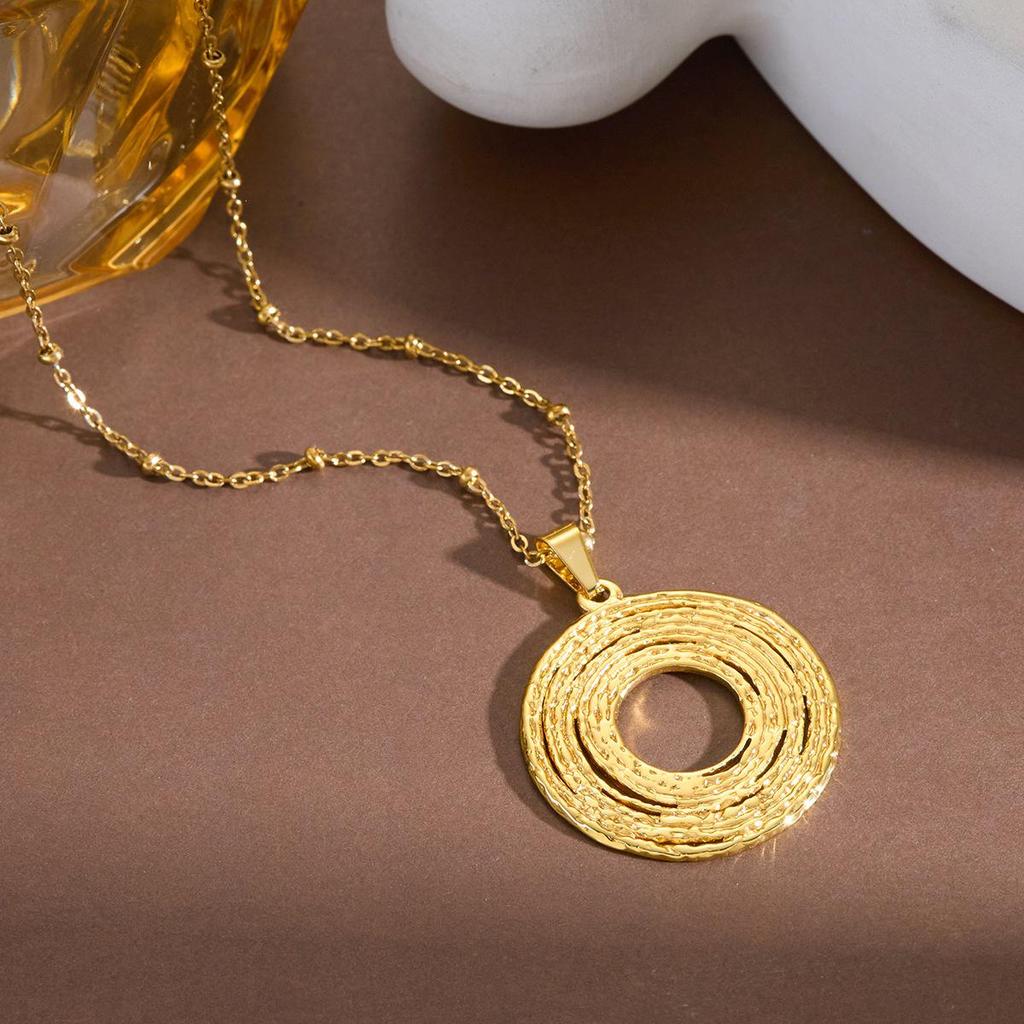 Personalized 18K Gold Coin Portrait Pendant Necklace - Women's European American Fashion, Round Titanium Steel Clavicle Chain