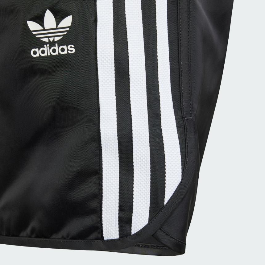 adidas Originals Adicolor Shorts With Striped Logo Mid-Rise Relaxed Fit Straight Leg Shorts Kids Shorts Black IT7911