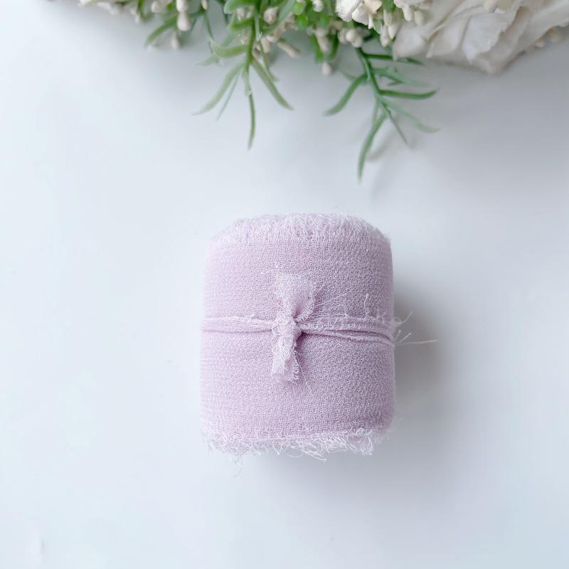 Handgerissenes Chiffonband: Dekorative Girlanden, Haarbänder mit Blumenbindungen und Kuchendekor.