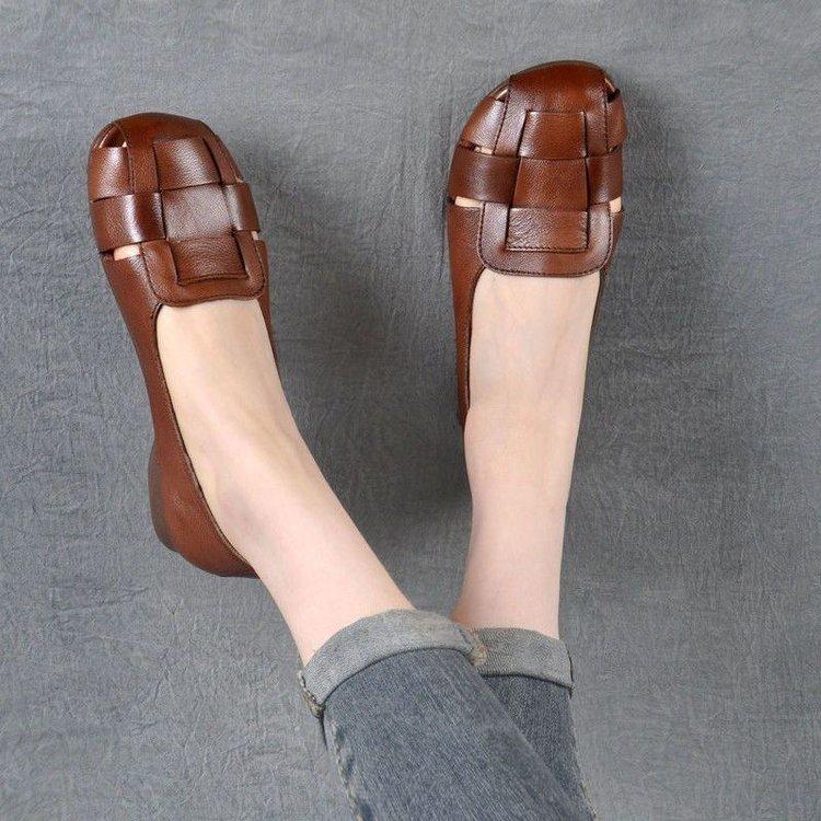 Soft-soled Women's Hole Leather Shoes Women's 2025 Summer New Comfortable and Breathable Retro Single Shoes Middle-aged and Elderly Mother Sandals