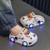 Coole und glitzernde Kinder-Schlupfschuhe mit autoähnlichem Leuchten und rutschfesten weichen Sohlen für Sommersandalen Stiefel mit Löchern