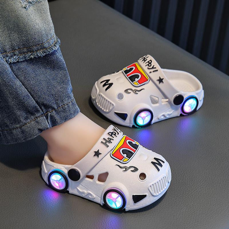 Coole und glitzernde Kinder-Schlupfschuhe mit autoähnlichem Leuchten und rutschfesten weichen Sohlen für Sommersandalen Stiefel mit Löchern