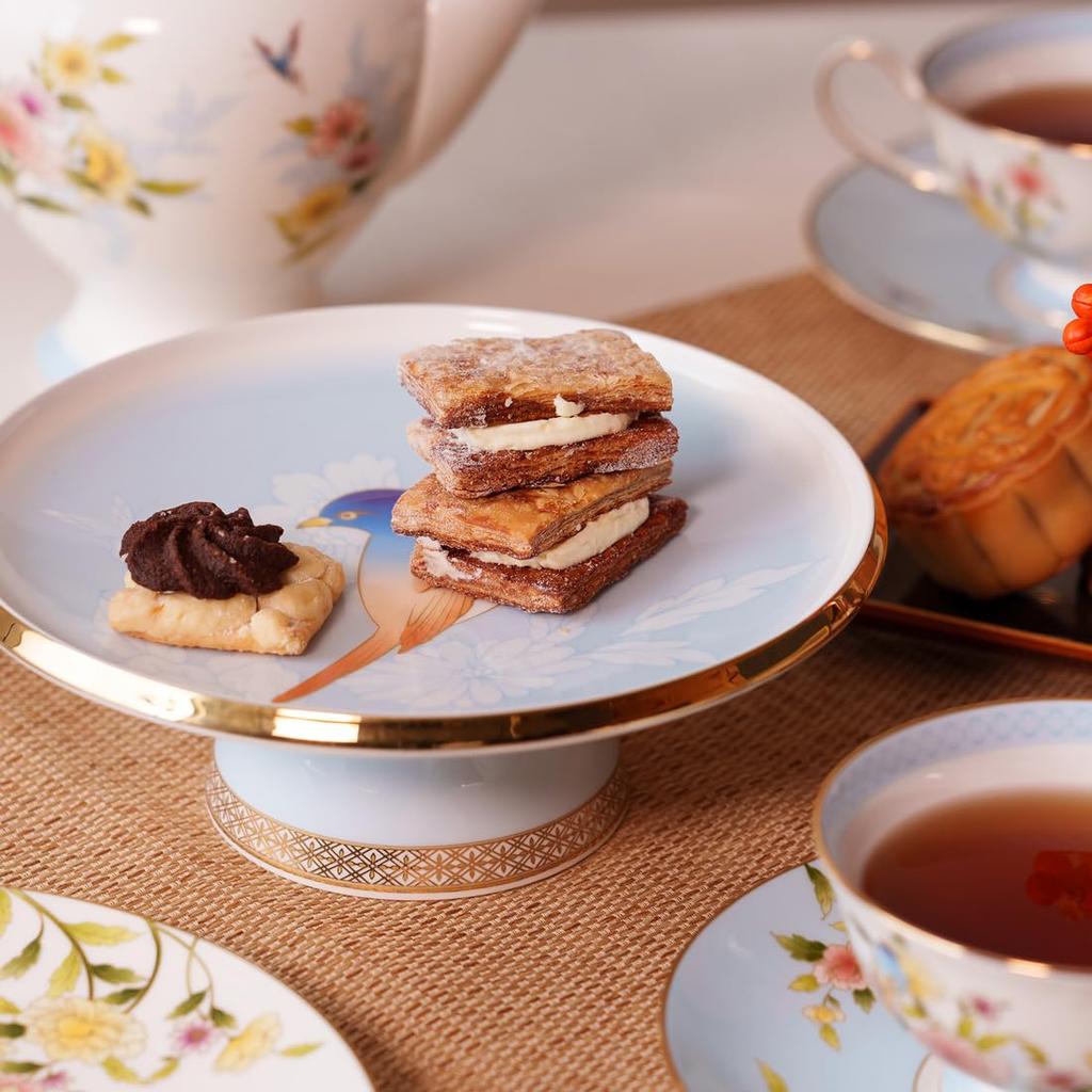 NARUMI Compote Ramage 18cm Blue Bird Pattern Cute Stylish Cake Stand Plate with Legs Present Gift Boxed 52468-6022