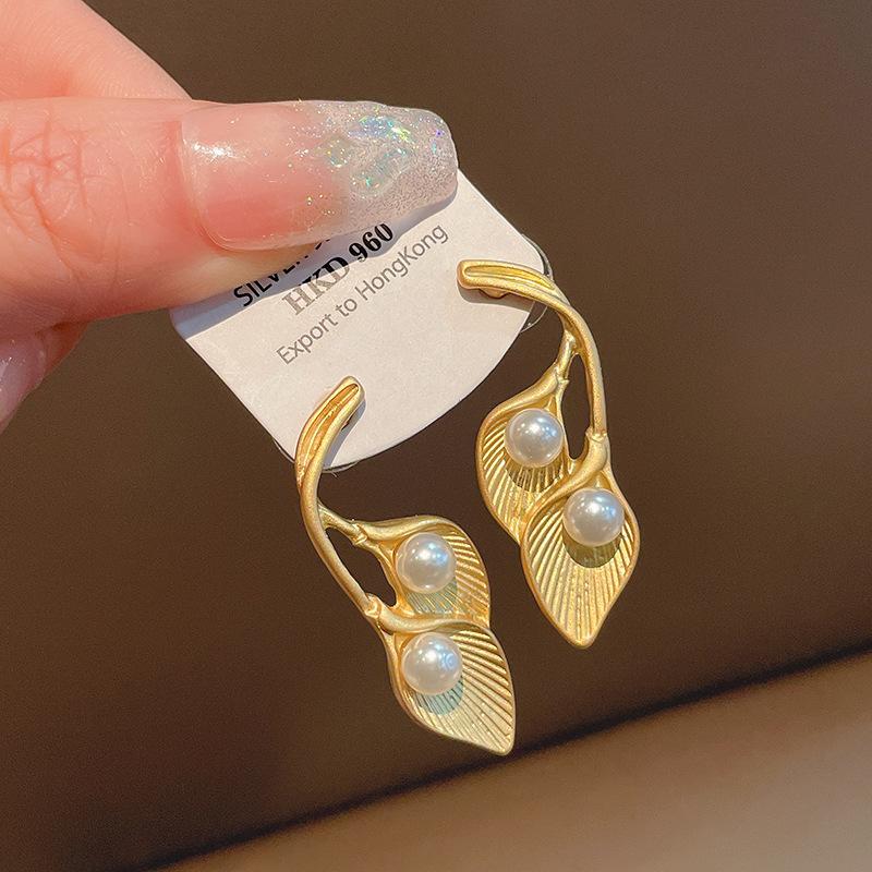 

C-shaped pearl earrings, court style retro light luxury stud earrings, high-end temperament, versatile new earrings.