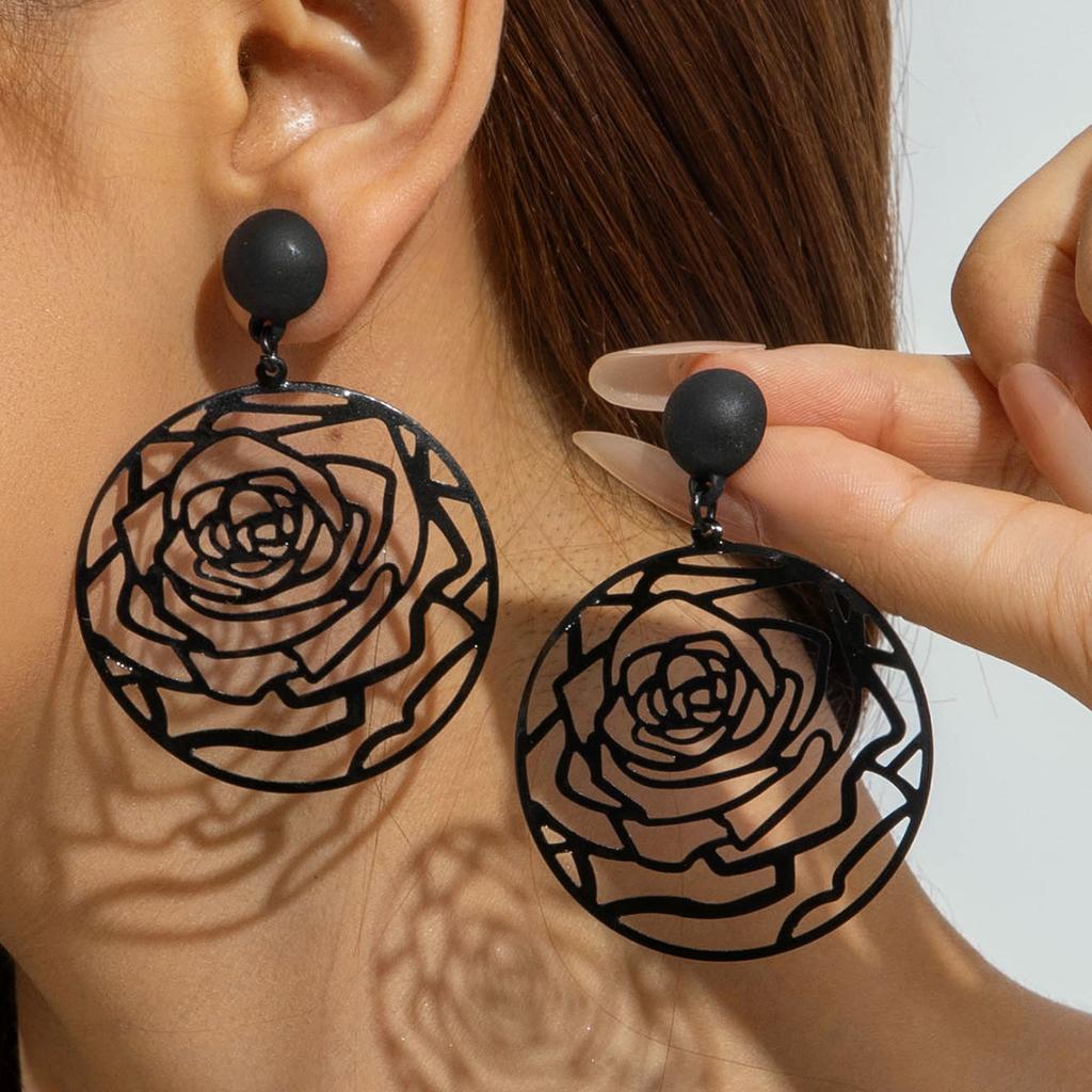 Personalized and creative three-dimensional dark butterfly stud earrings, sweet and cool hollow niche earrings jewelry