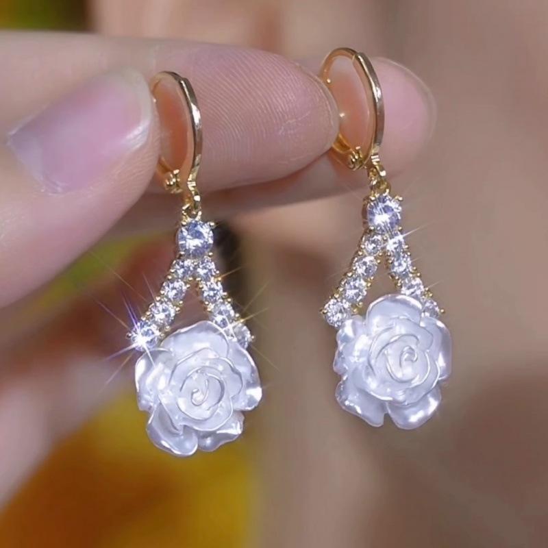 Fresh and sweet light luxury camellia earrings women s stud earrings new trendy white flower earrings белый