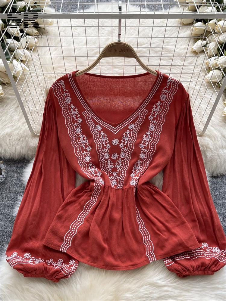 Весенняя свободная блузка с цветочной вышивкой