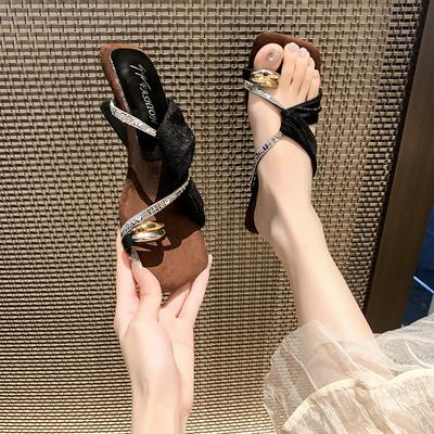 Mode Sandales à talons hauts à bout ouvert pour femmes 2025 Été Design strass Pantoufles à bout carré Escarpins cool de plage