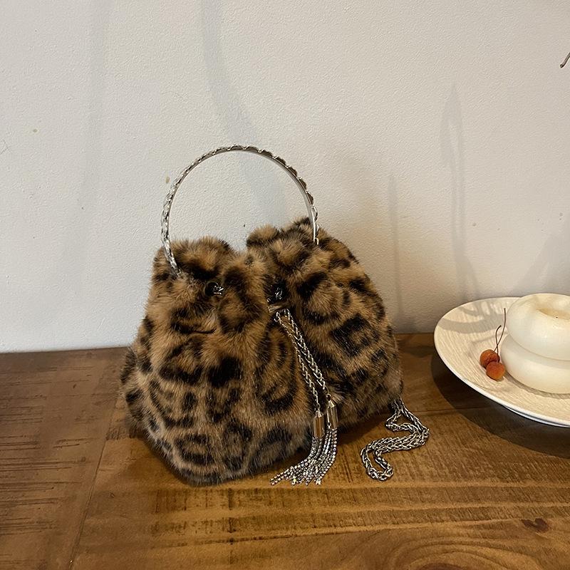 Portable Leopard Print Plush Bag Women's 2025 New Trendy Fashion Bucket Bag Versatile Portable Shoulder Bag Messenger Bag