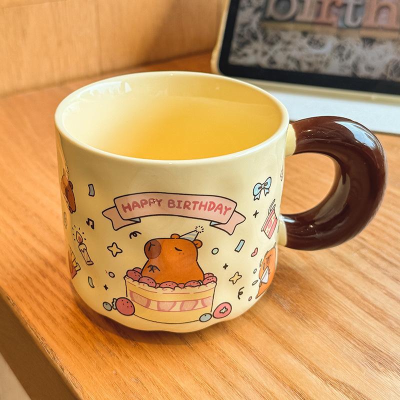 

Birthday gift for girls, high-value capybara ceramic mark with lid, practical cup for girlfriends, gift box 401-500ml