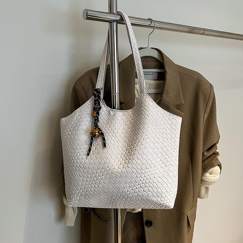 Women's large-capacity shoulder bag 2025 spring and summer new versatile commuter bag, underarm bag, popular tote bag trend this year