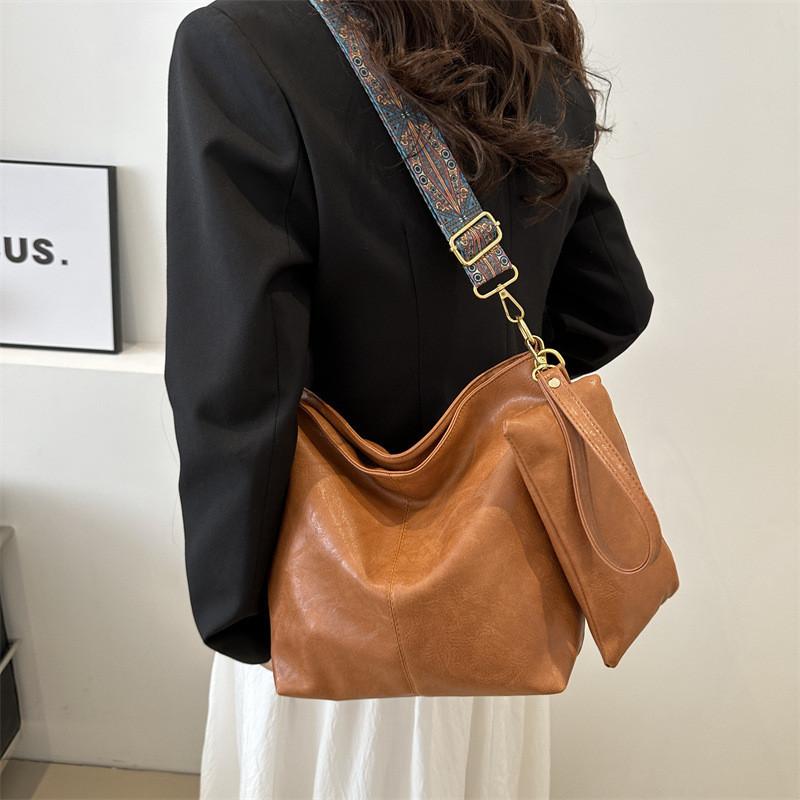 2024 New Simple Casual Bucket Bag Unique Aesthetic Fashion Shoulder Bag Retro Commuter Large Capacity Bag Women Black