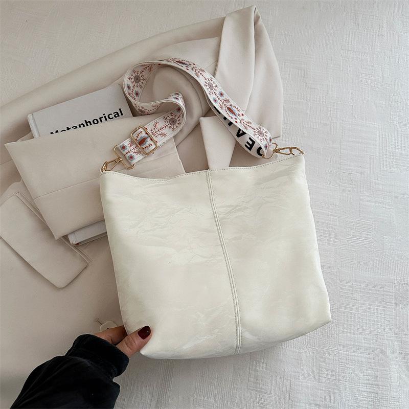 Simple Texture Large Capacity Tote Bag 2025 New Summer Niche Fashion Bucket Bag Casual Versatile Messenger Bag