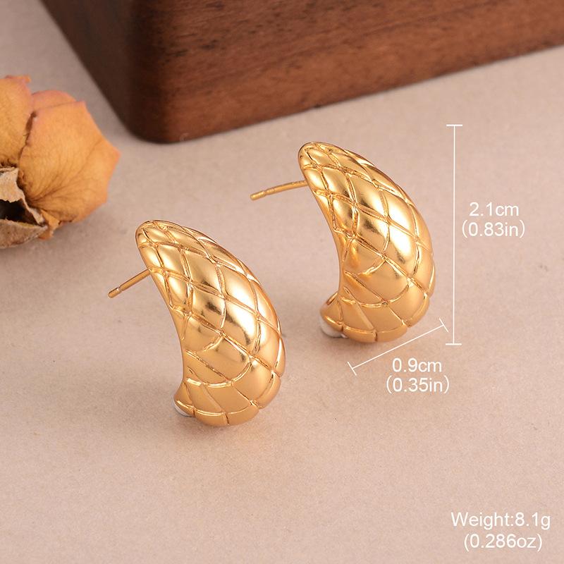 Simple and Fashionable Metal Wind Love Geometric Earrings Retro High-end Design Sense Niche European and American Gold Versatile Stud Earrings