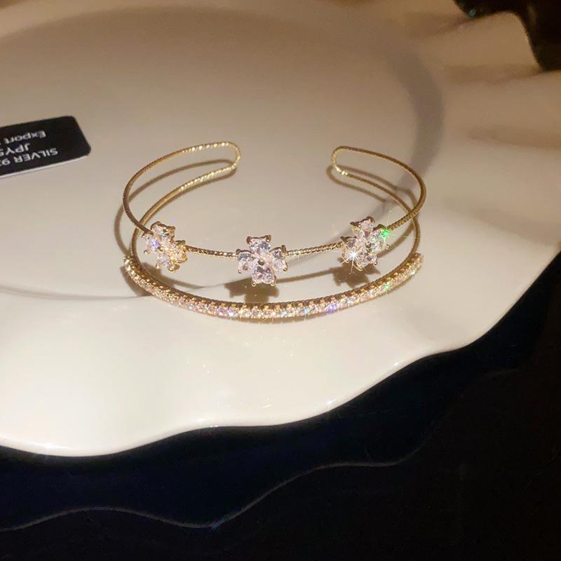Bracciale con Fibbia a Ferro di Cavallo in Zirconia Placcato Oro - Accessorio di Lusso Chic e Versatile