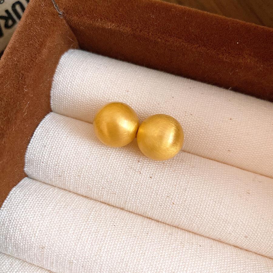 

Silver needle brushed geometric round earrings women s European and American simple temperament versatile stud earrings niche high-end earrings