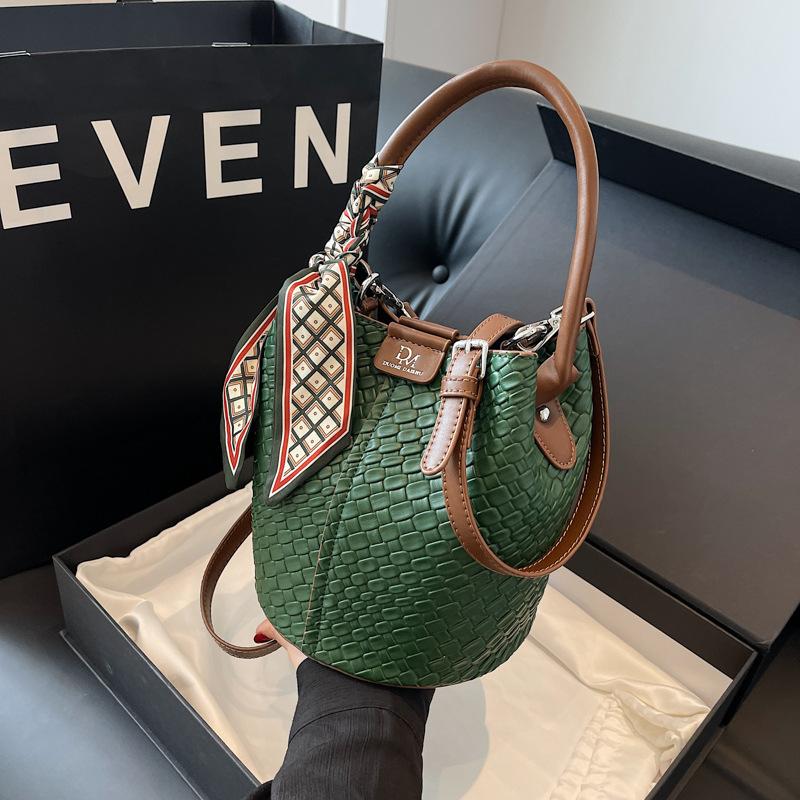 2026 New Commuter Retro Bag for Women, Fashiable Versatile Handbag, Single Shoulder Woven Bucket Bag, Niche Style