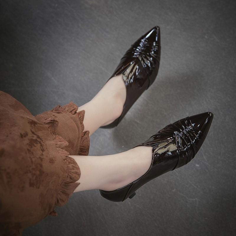 Johnature Zapatos de tacón alto plisados de punta fina retro de cuero genuino para mujer, slip-on para ir al trabajo