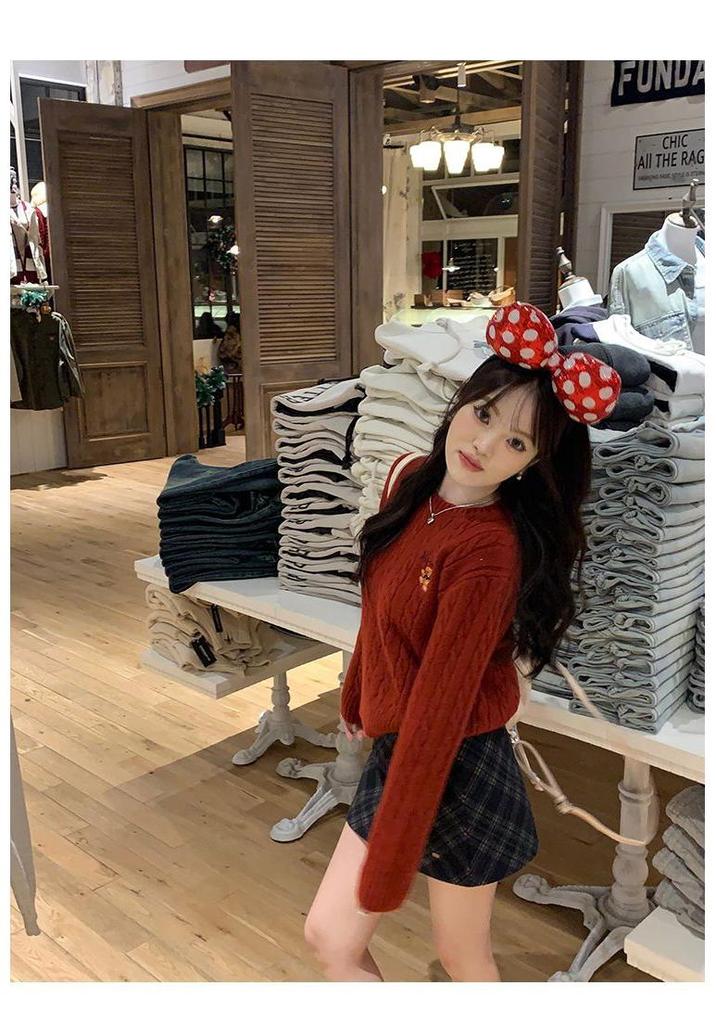Women's Gray Little Bear Sweater: High-End Korean-Style Knit Top for Autumn/Winter 2025.
