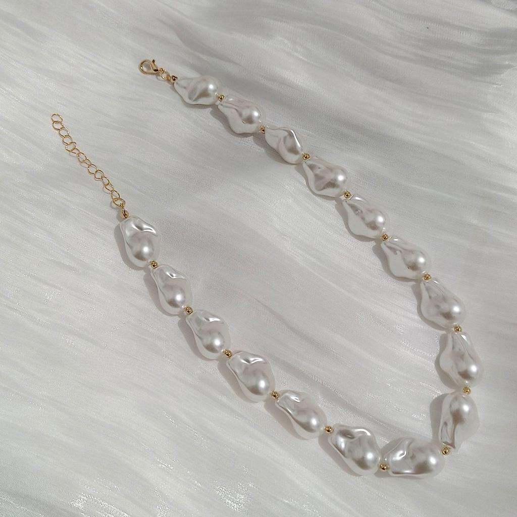 Niche Retro Baroque Pearl Clavicle Necklace: Fashionable & Versatile Irregular Design