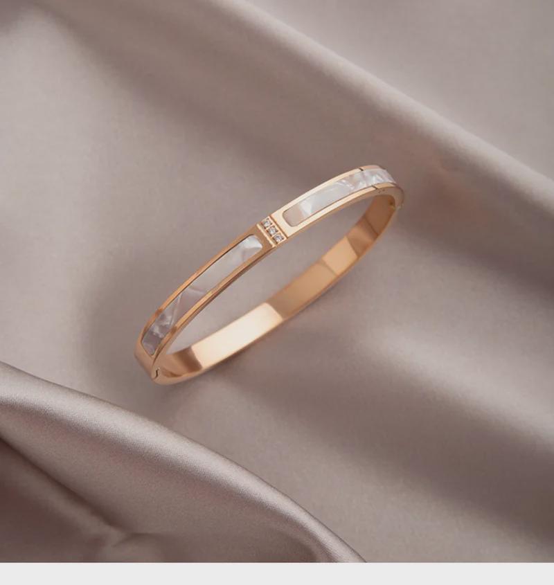 2025 Women's High-End Luxury Bracelet: Titanium Steel, Non-Fading, Mother-of-Pearl, Diamond, Light Niche Design.