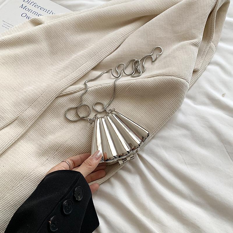 

Сумка-ракушка модная универсальная цепочка серебристая мини помада маленькая сумка женская 2025 новая трендовая высокоценная сумка-мессенджер серебряный