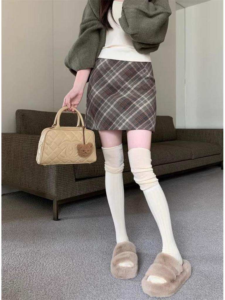 Plus Size Retro Plaid Woolen A-line Skirt for Pear-Shaped Women - Hip-Covering, Slimming Short Skirt for Autumn/Winter