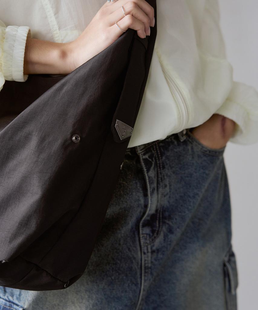 Leathery Komodo Two-Way Crossbody Bag [Black]