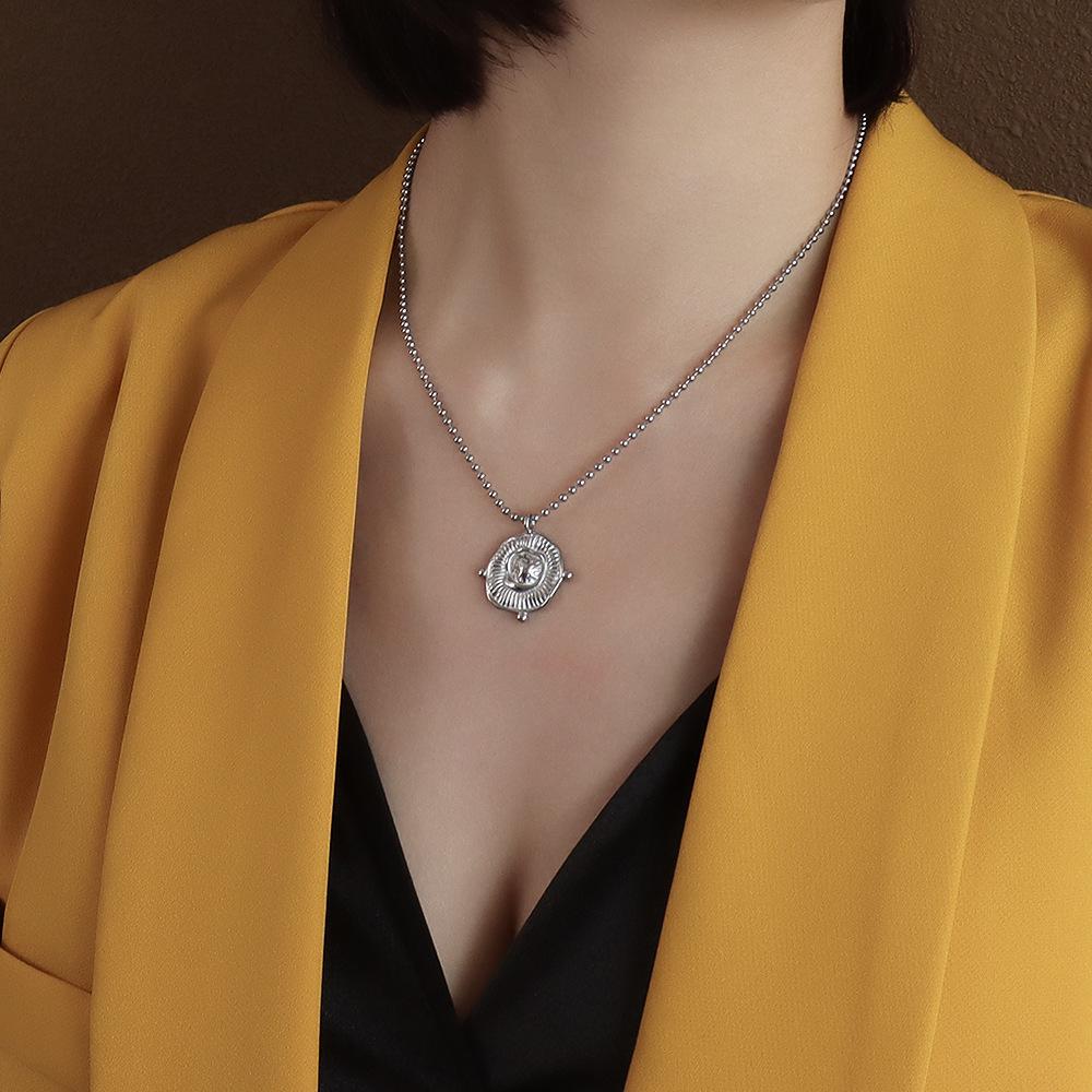 European Style Geometric Pendant Necklace for Women, 18K Gold-Plated Titanium Steel, Simple and Elegant Design.