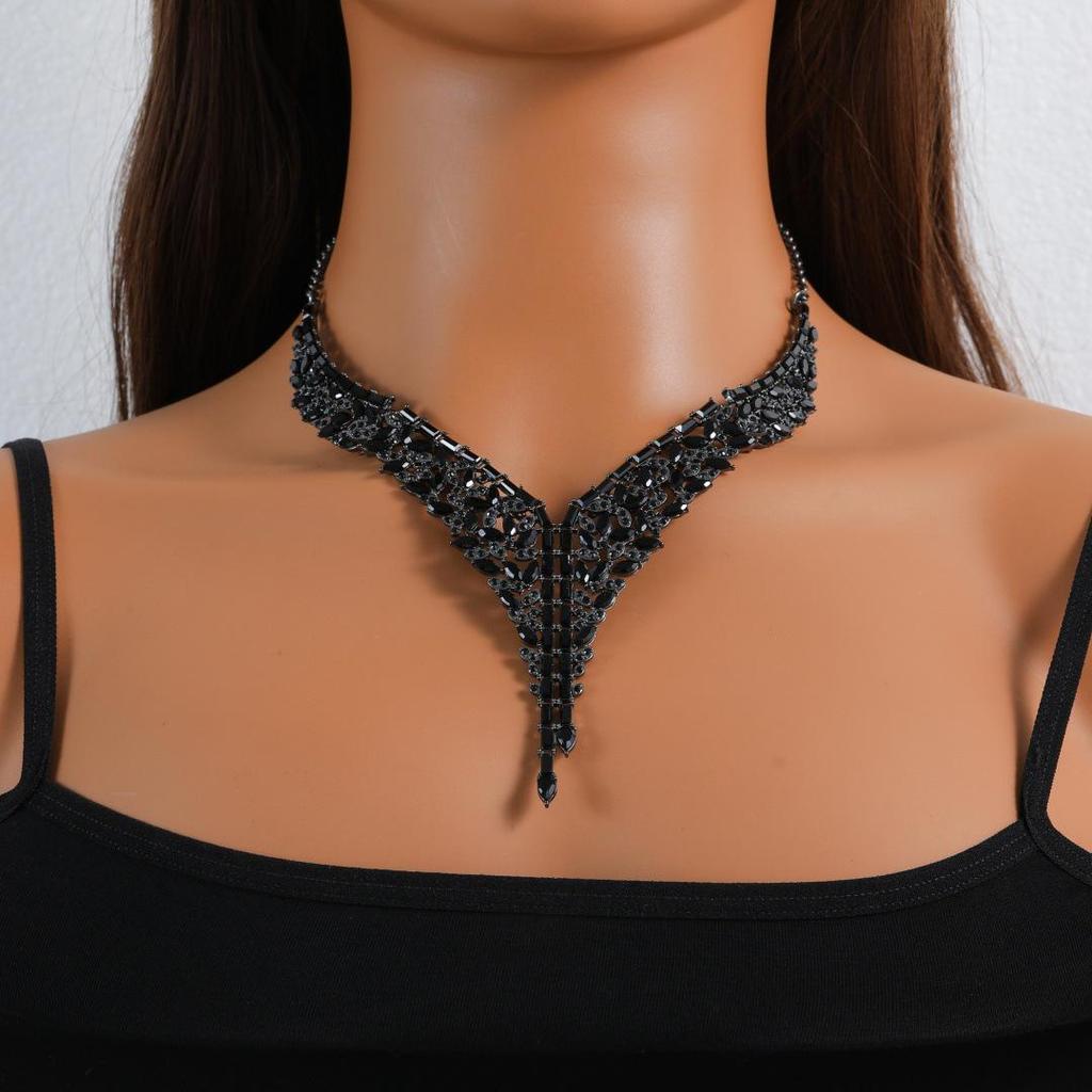 Ensemble de bijoux de luxe pour robe de soirée en diamants: Boucles d'oreilles à pampilles haut de gamme et collier pour mariages